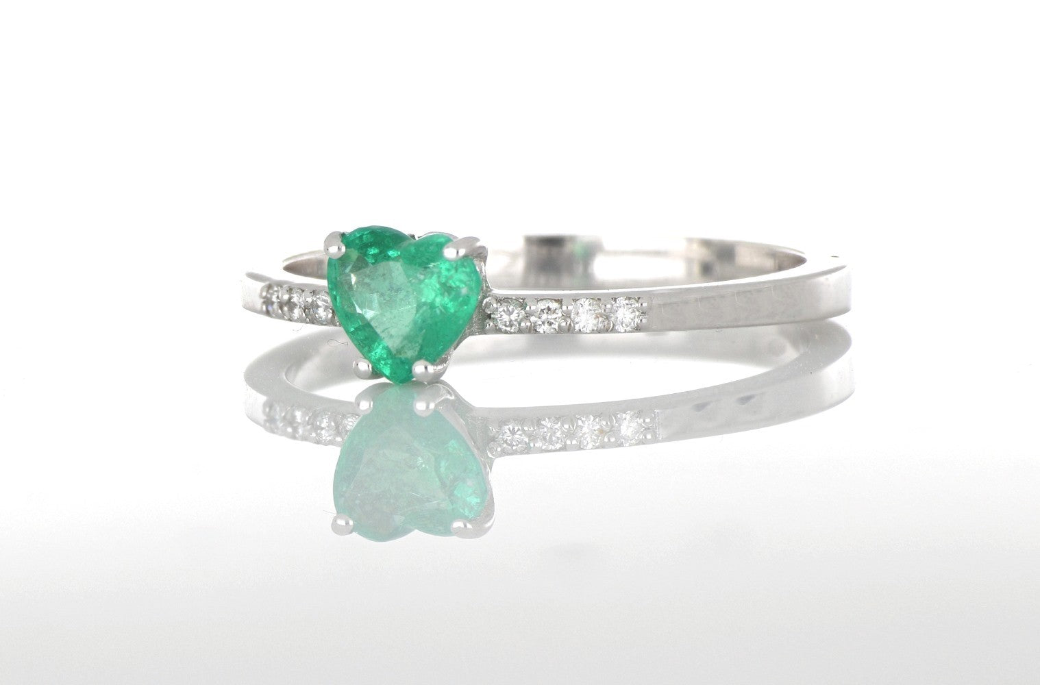 SM1 - 0001 Anello Smeraldo a cuore e Diamanti.