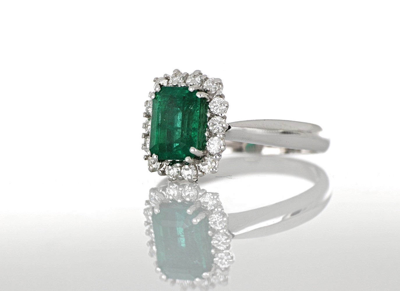 GFAC-0119 Anello classico con Smeraldo giro Diamanti